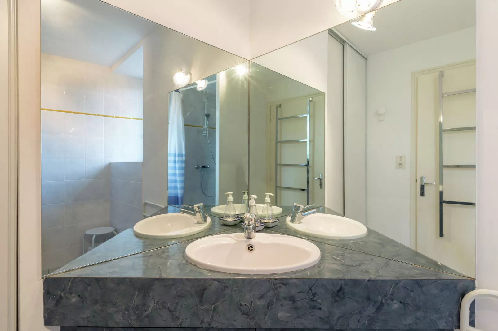Jolie maison en pays de Rance-Salle de bain
