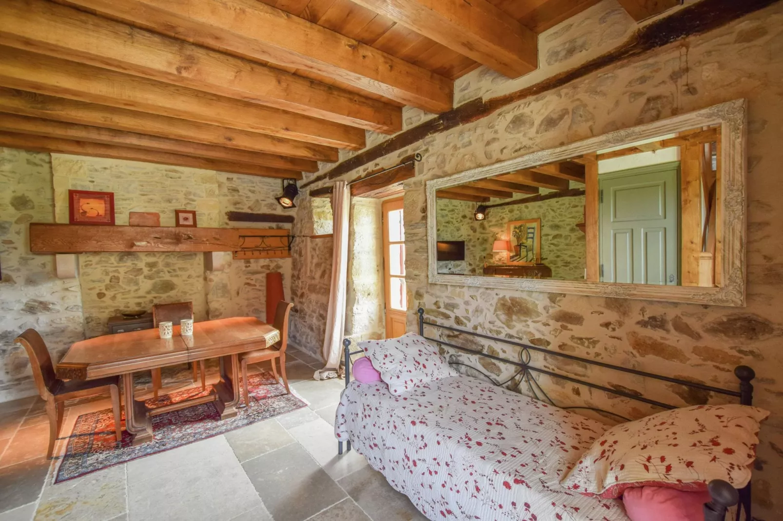 Le Patelin 10P-Living room
