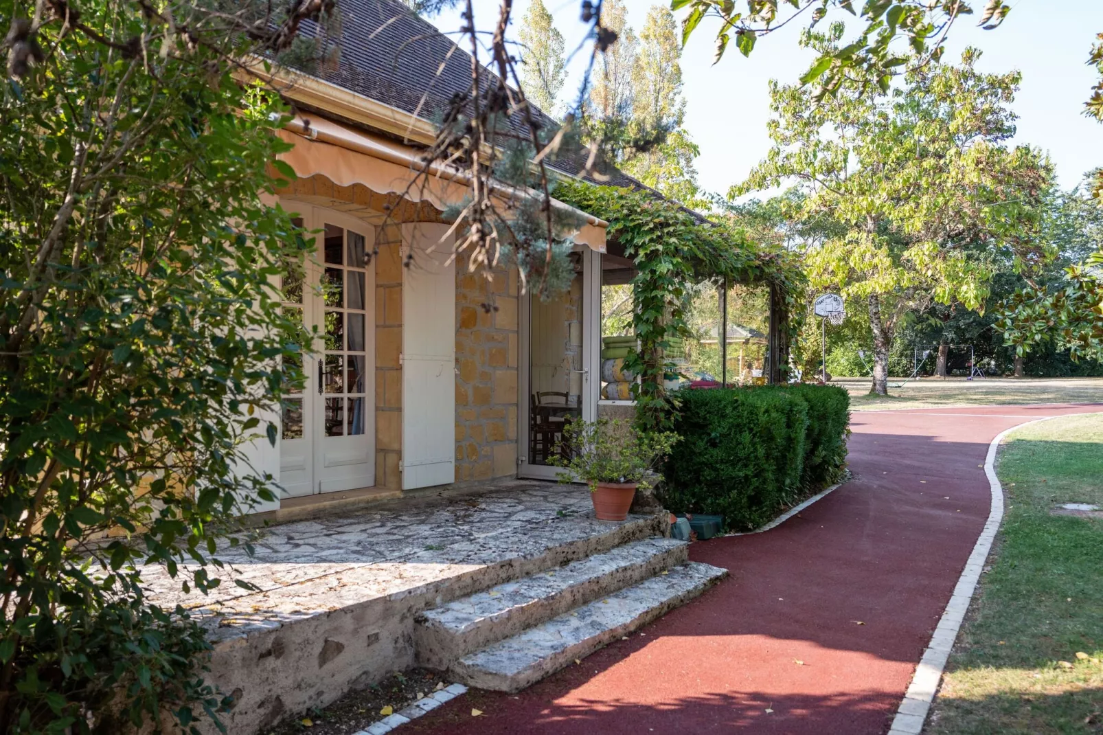 Vélines-Terrace balcony