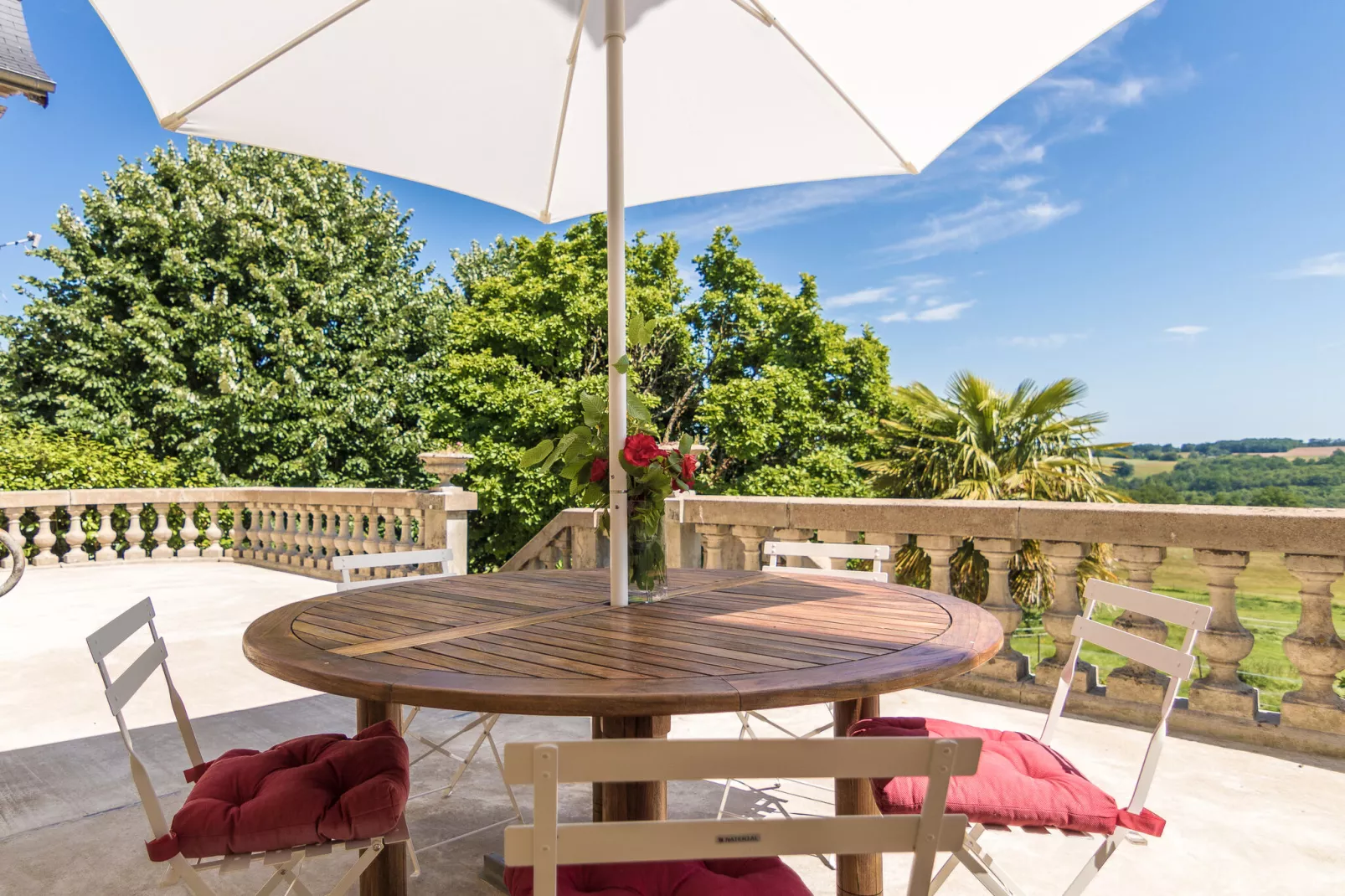 Un Manoir en Dordogne-Terrace balcony