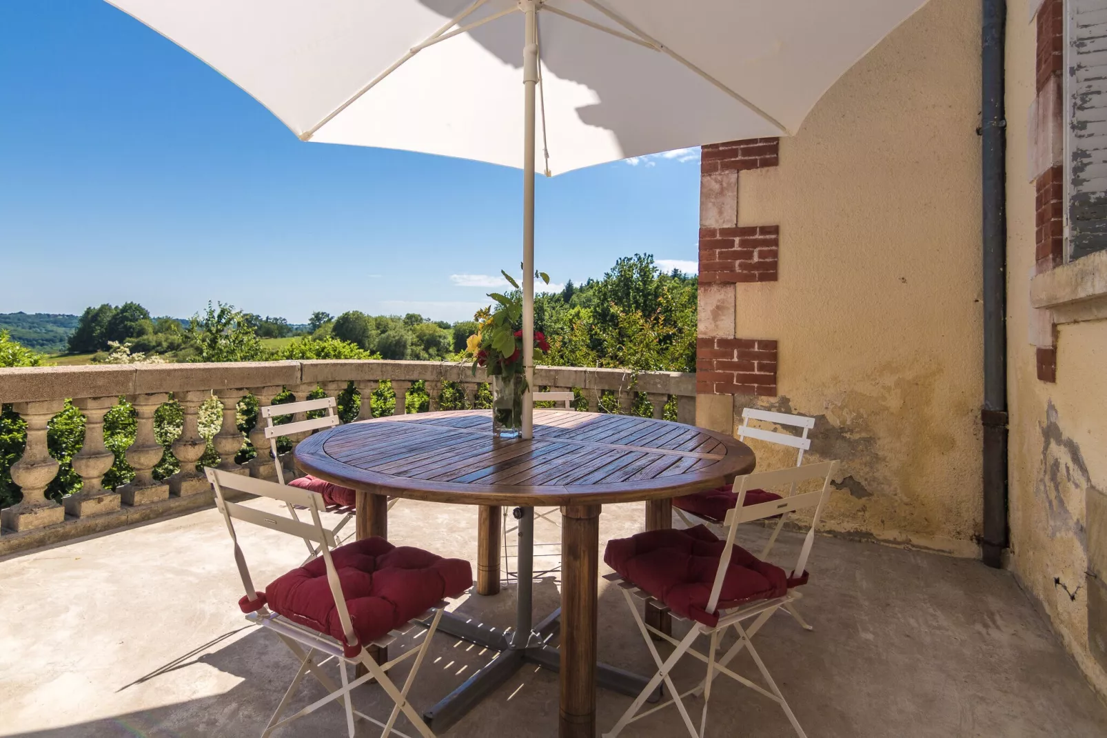 Un Manoir en Dordogne-Terrace balcony