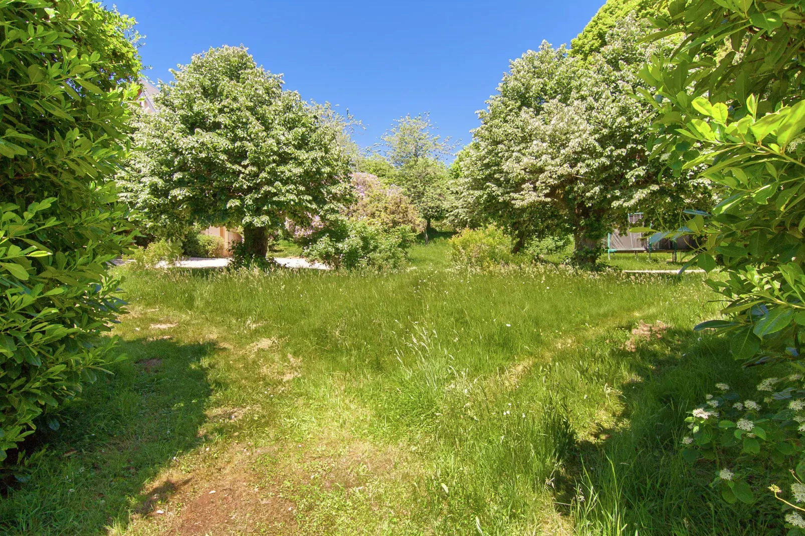 Un Manoir en Dordogne-Gardens summer