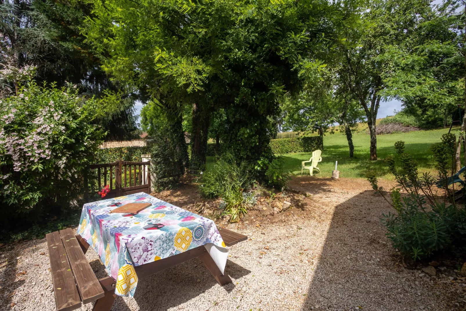 Maison de vacances Besse Le Moulinal Bas-Gardens summer