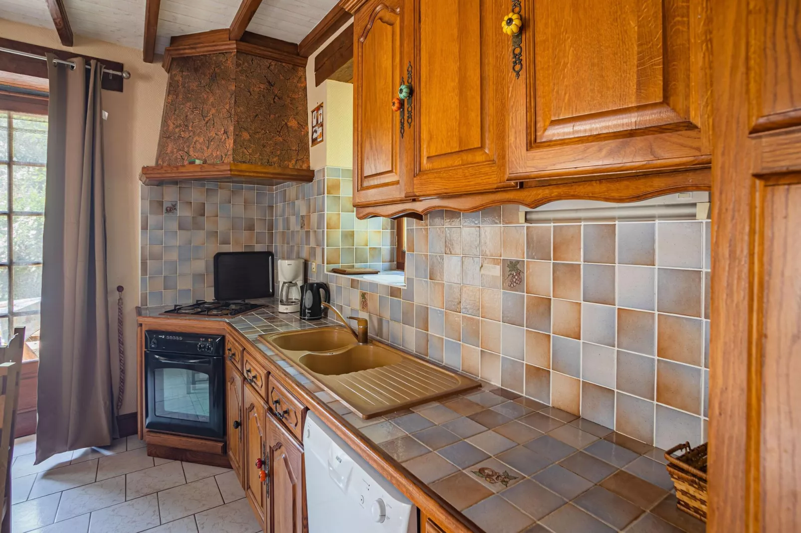 Maison de vacances Besse Le Moulinal Bas-Kitchen