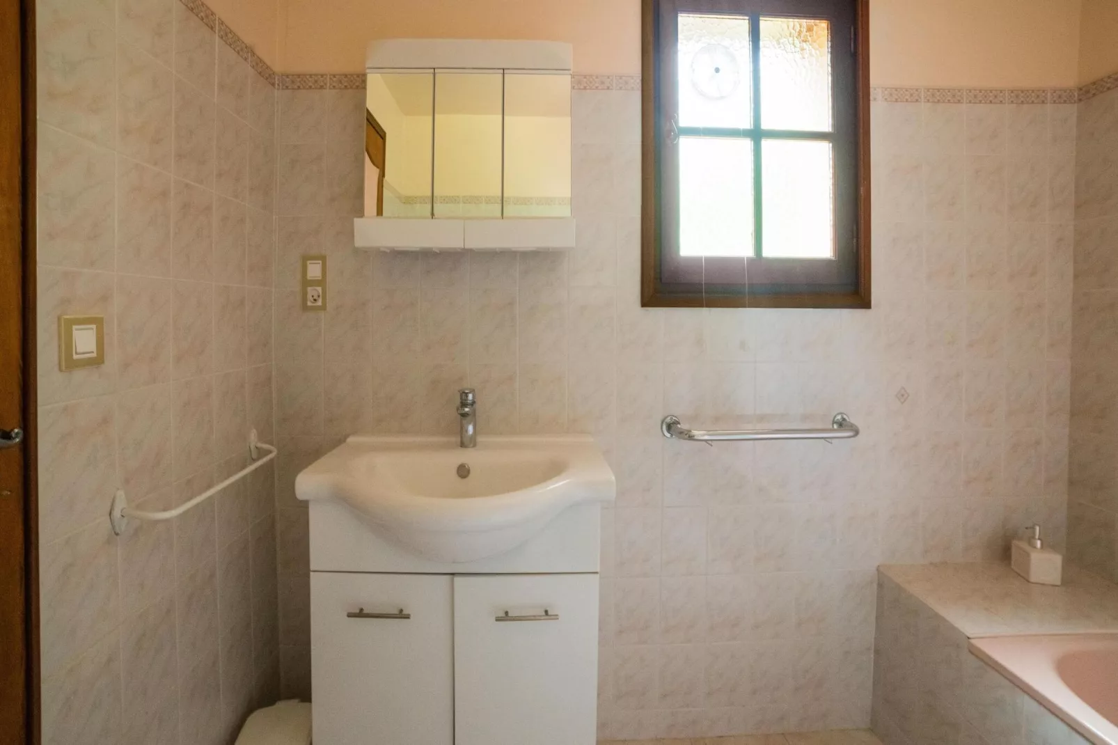 Maison de vacances Besse Le Moulinal Bas-Bathroom