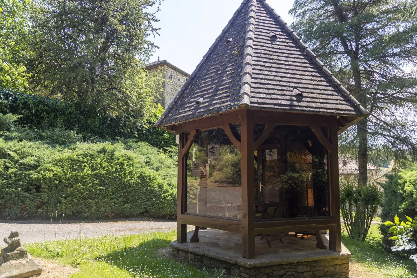 Maison de vacances Besse Le Moulinal Bas-Gardens summer