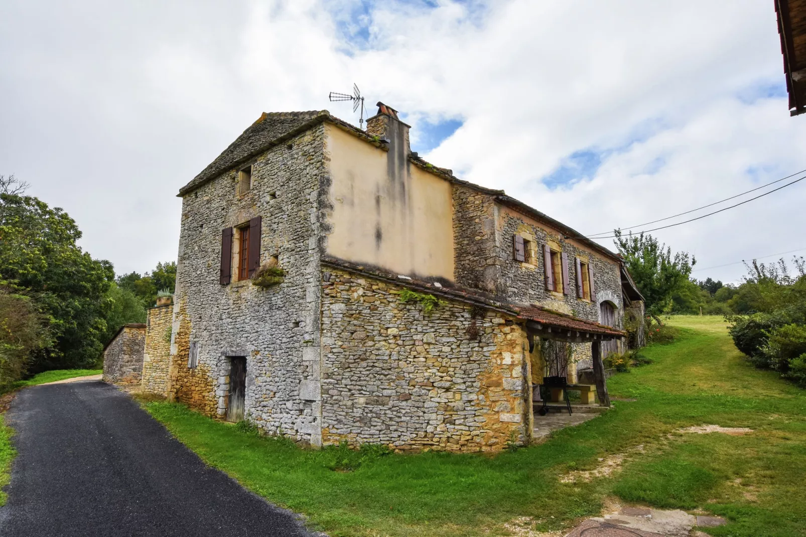 Maison typique périgourdine-Extérieur été