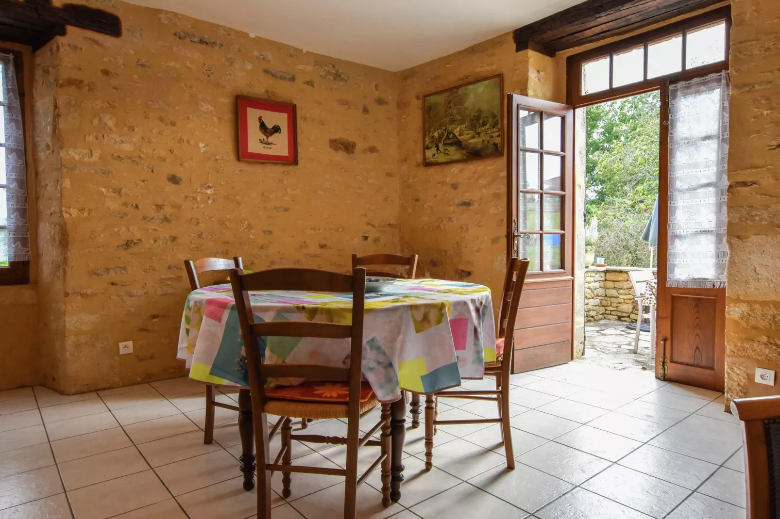 Maison typique périgourdine-Salle à manger
