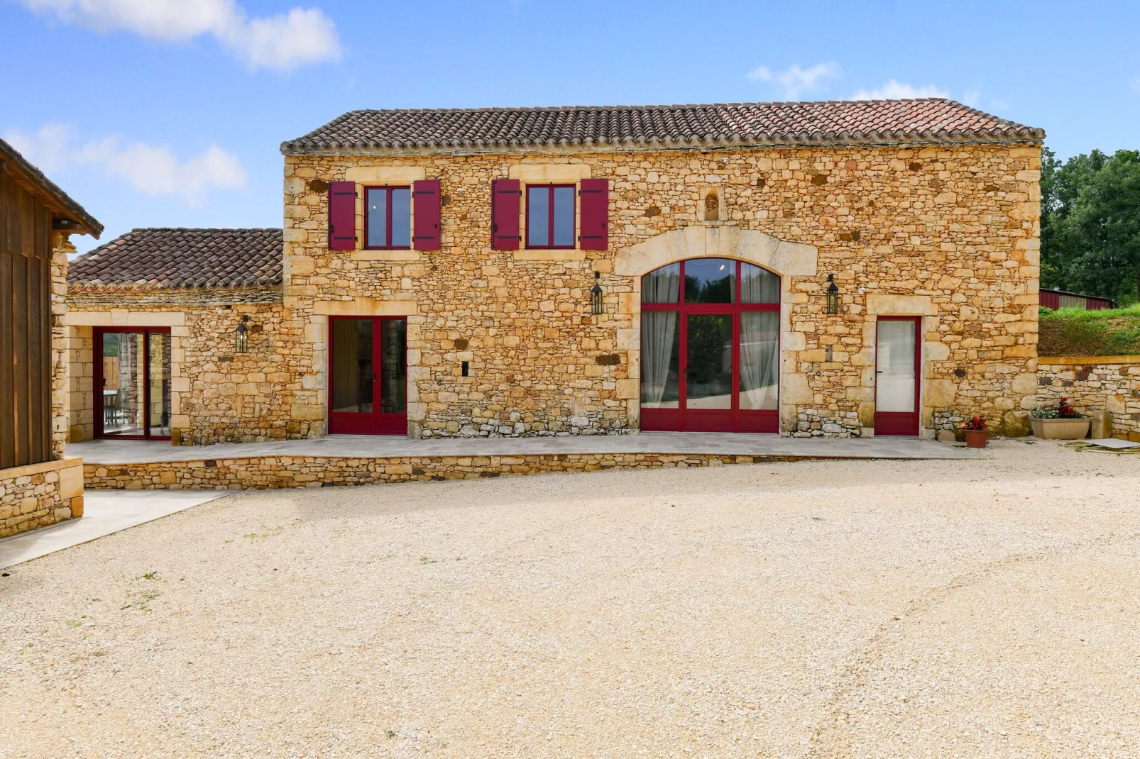 L'Hoste-Exterior summer