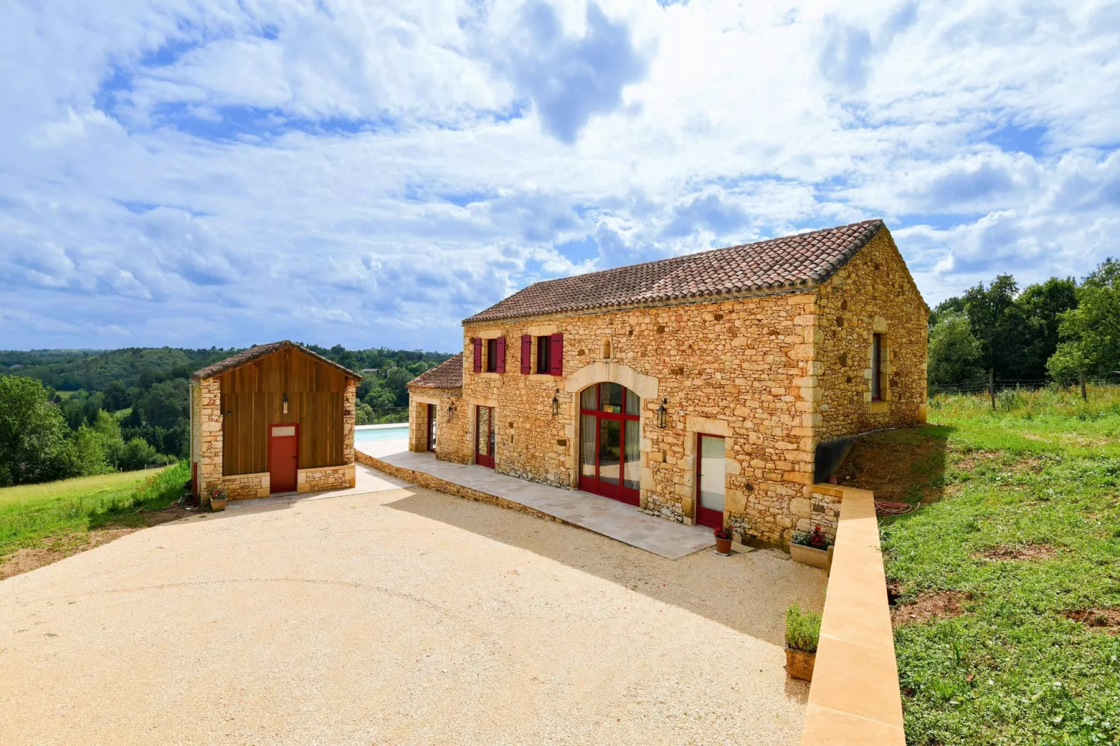L'Hoste-Exterior summer