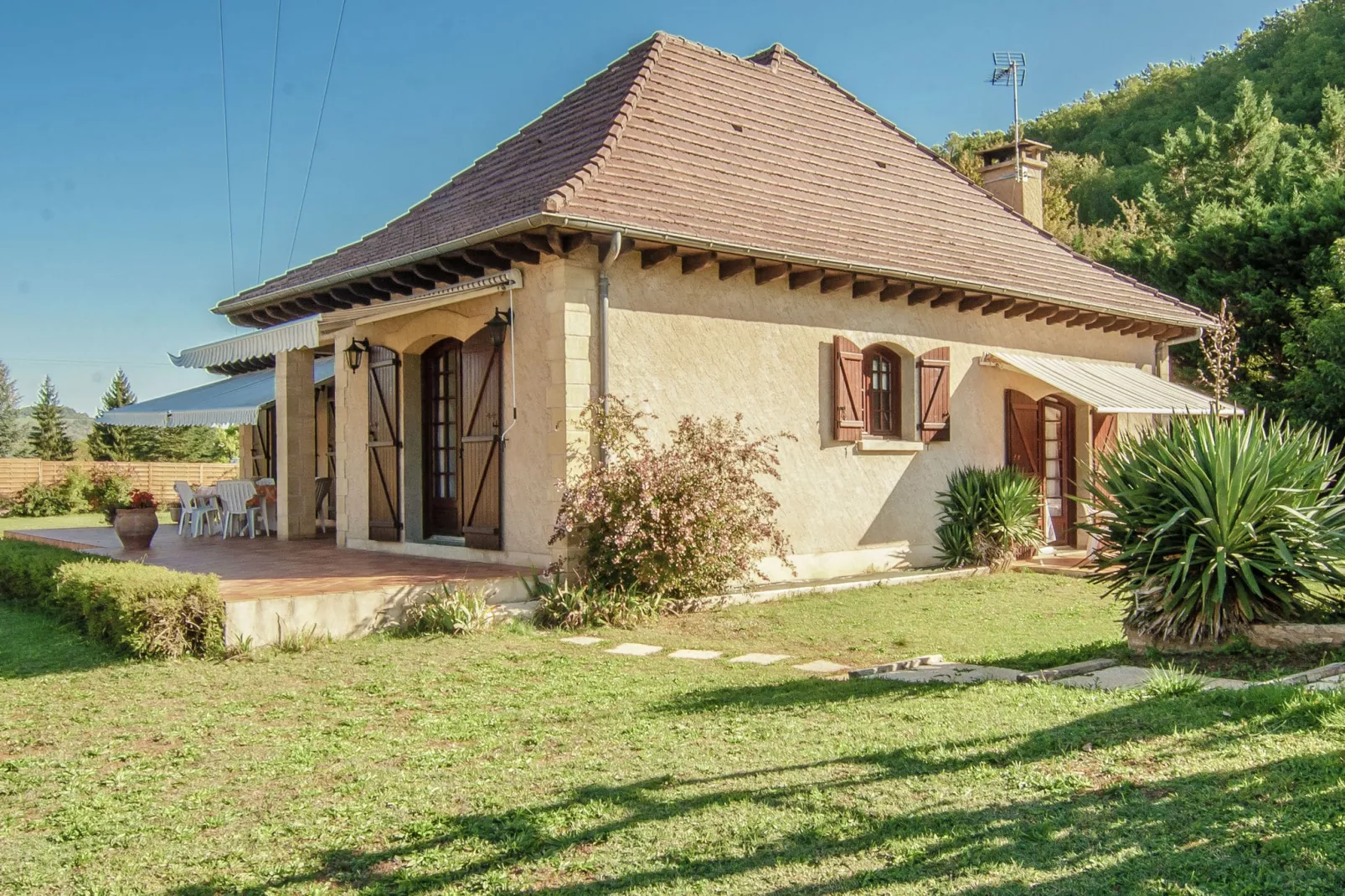 Villa Aubas-Exterior summer