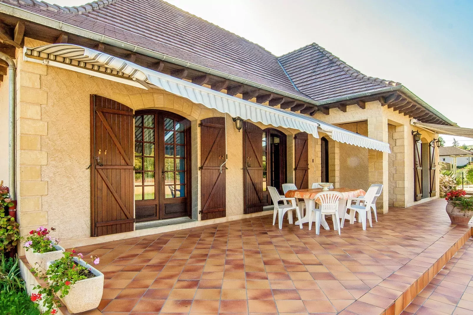 Villa Aubas-Exterior summer