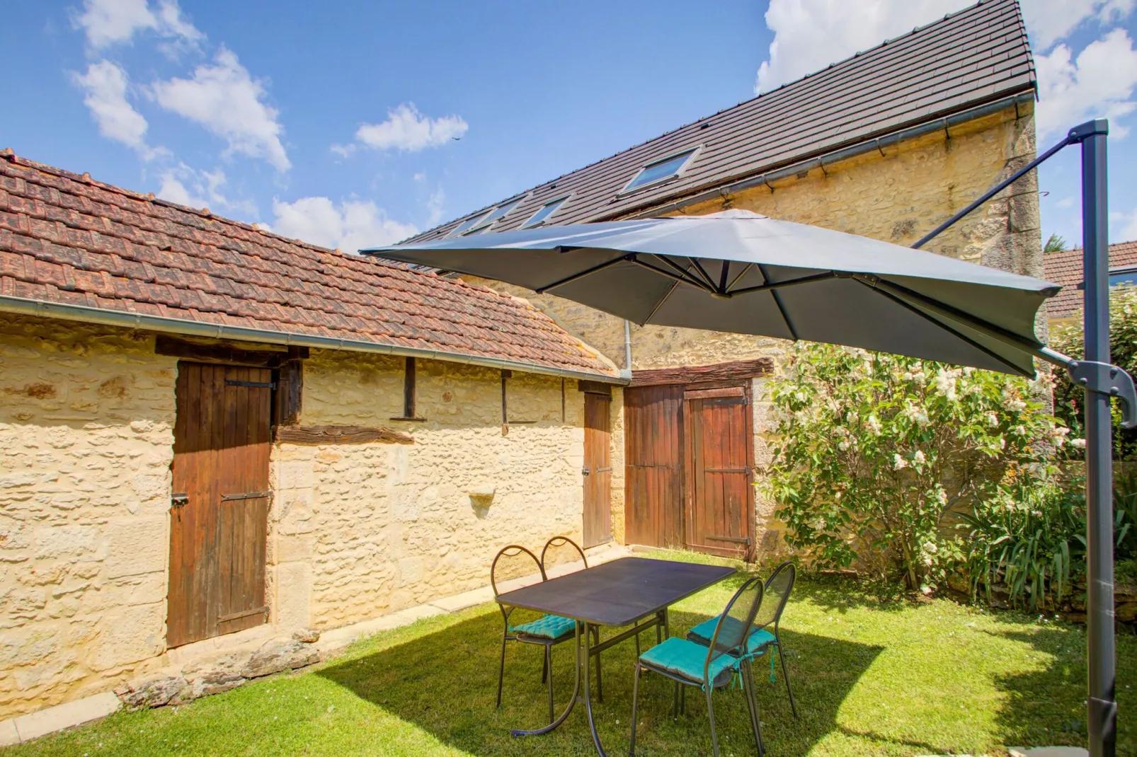 Ferme Sarlat - Exterior in summer
