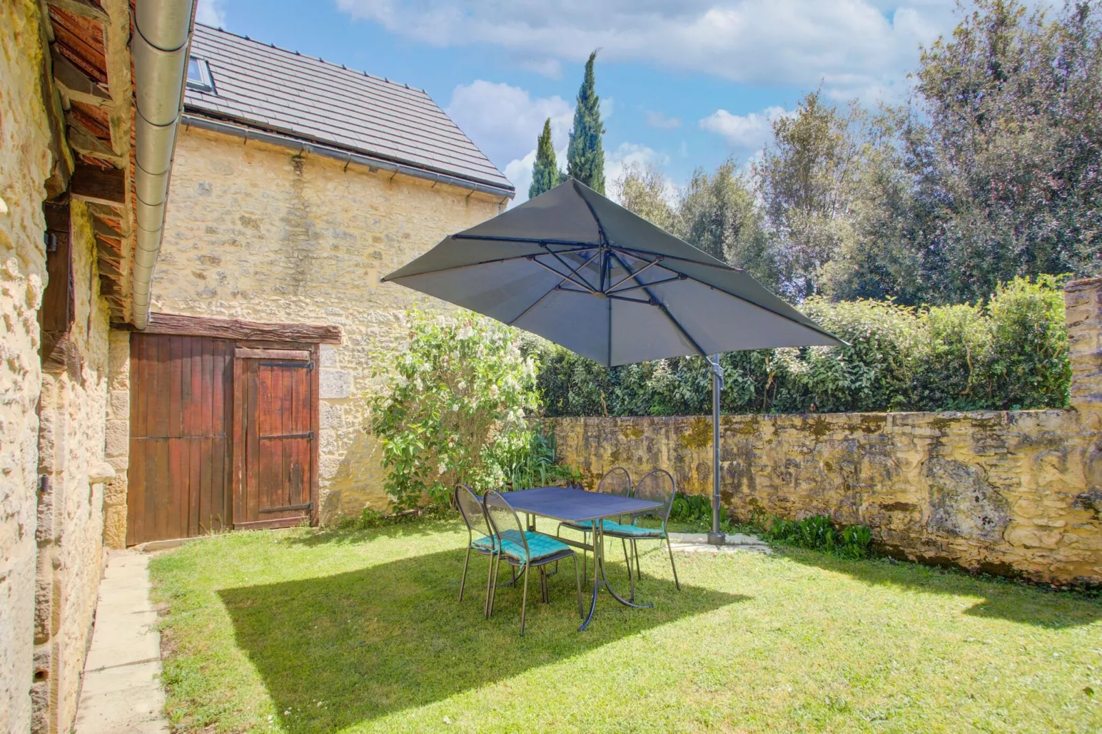 Ferme Sarlat - Gardens in summer