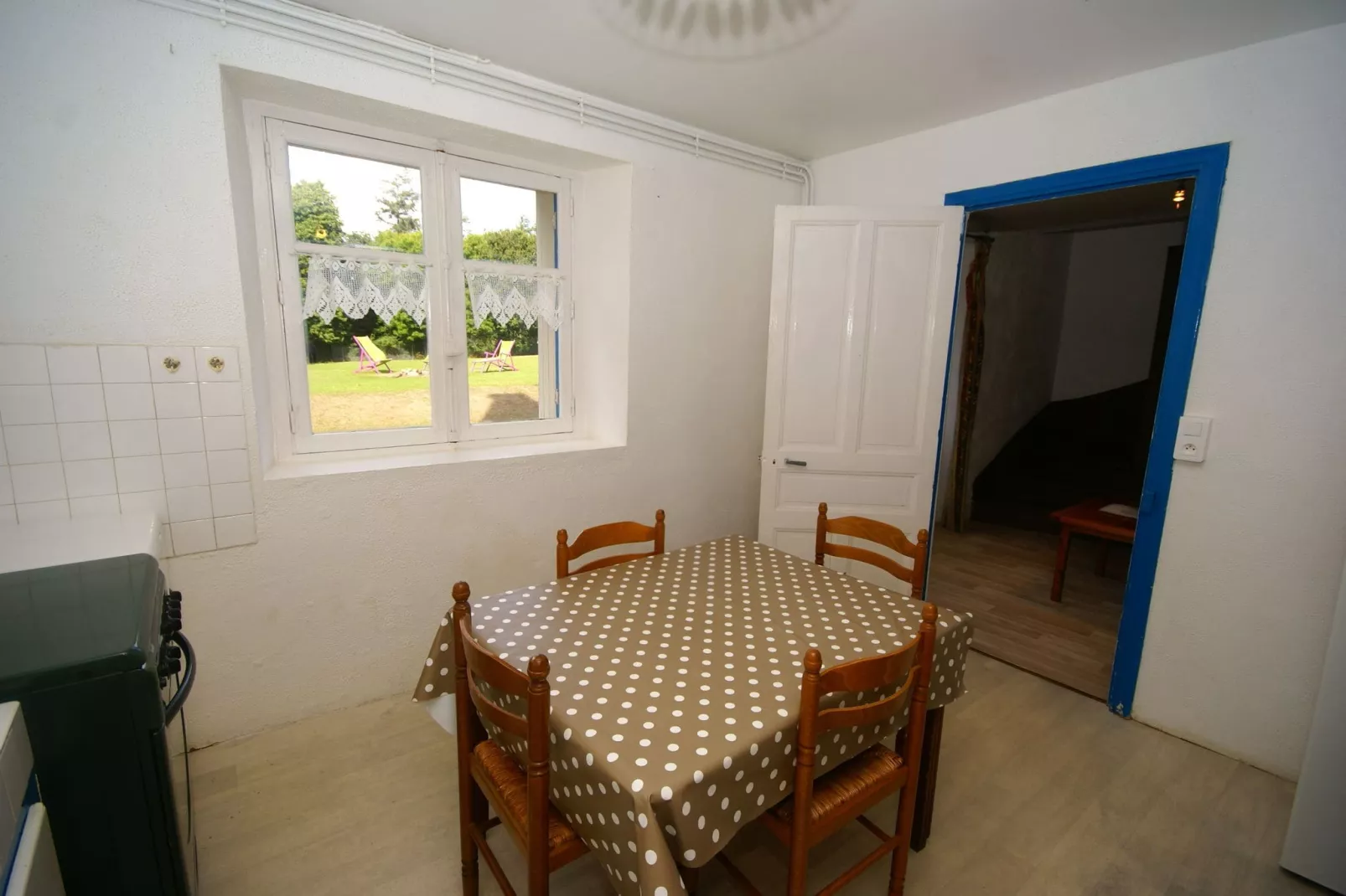 Maison mitoyenne dans un parc animalier proche mer-Dining room