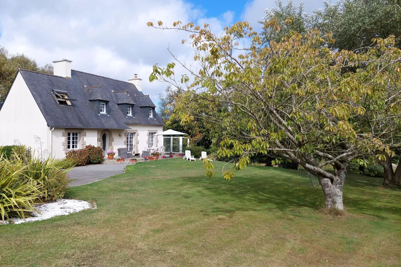 Ferienhaus in Plouénan-Gardens summer