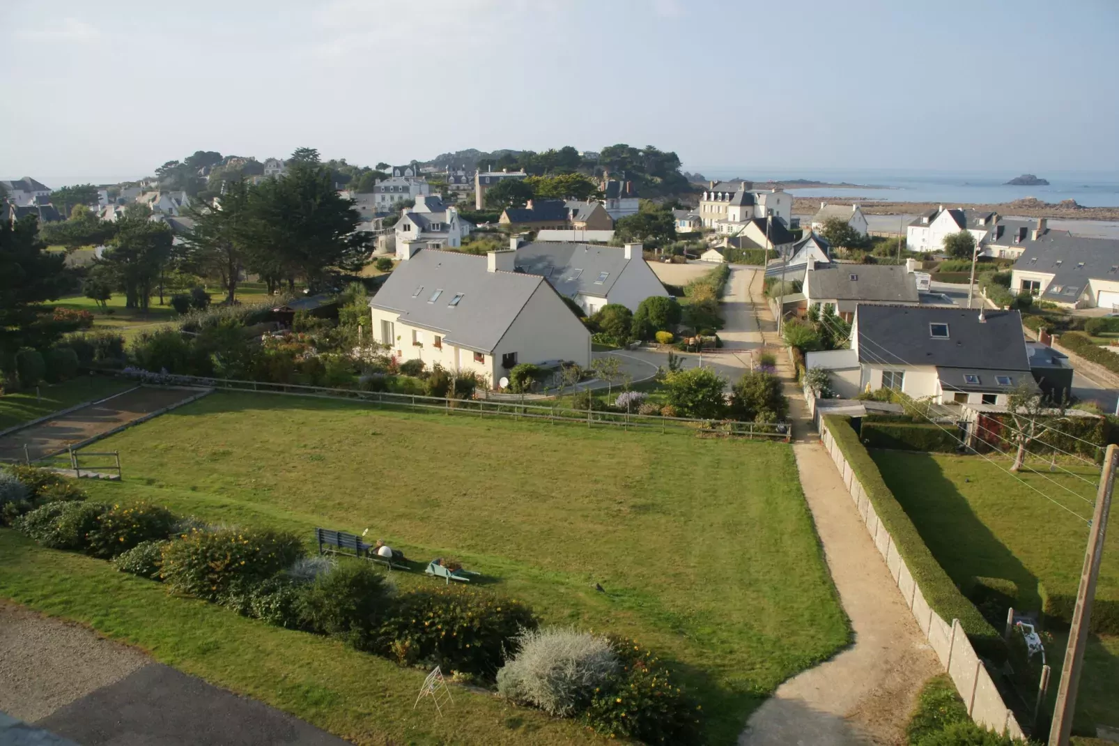 Pretty apartment with sea view in Primel-Gardens summer