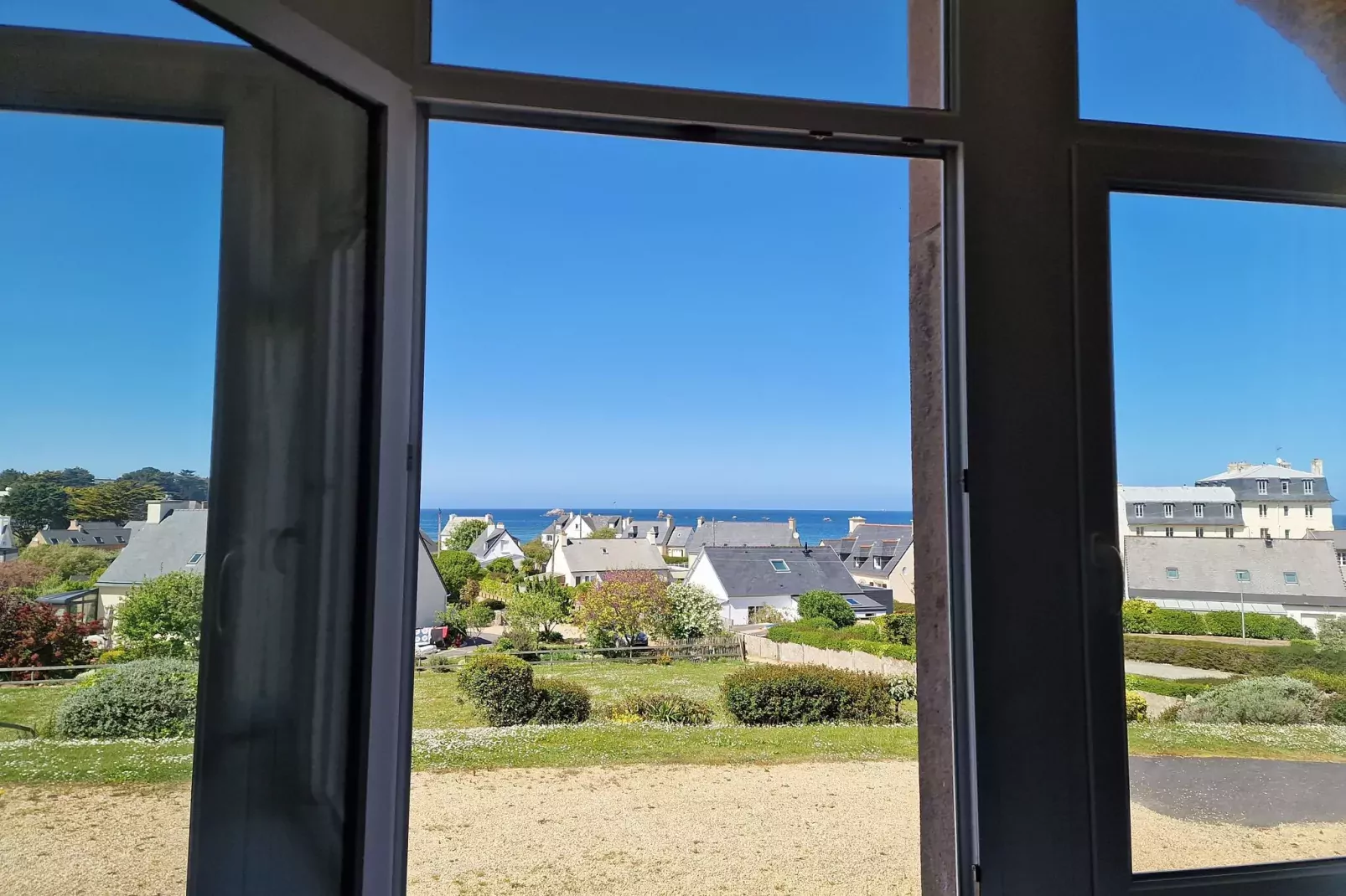 Pretty apartment with sea view in Primel-View summer