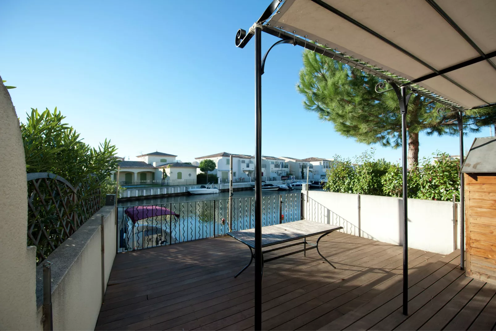 Au bord de l'eau-Exterior in summer