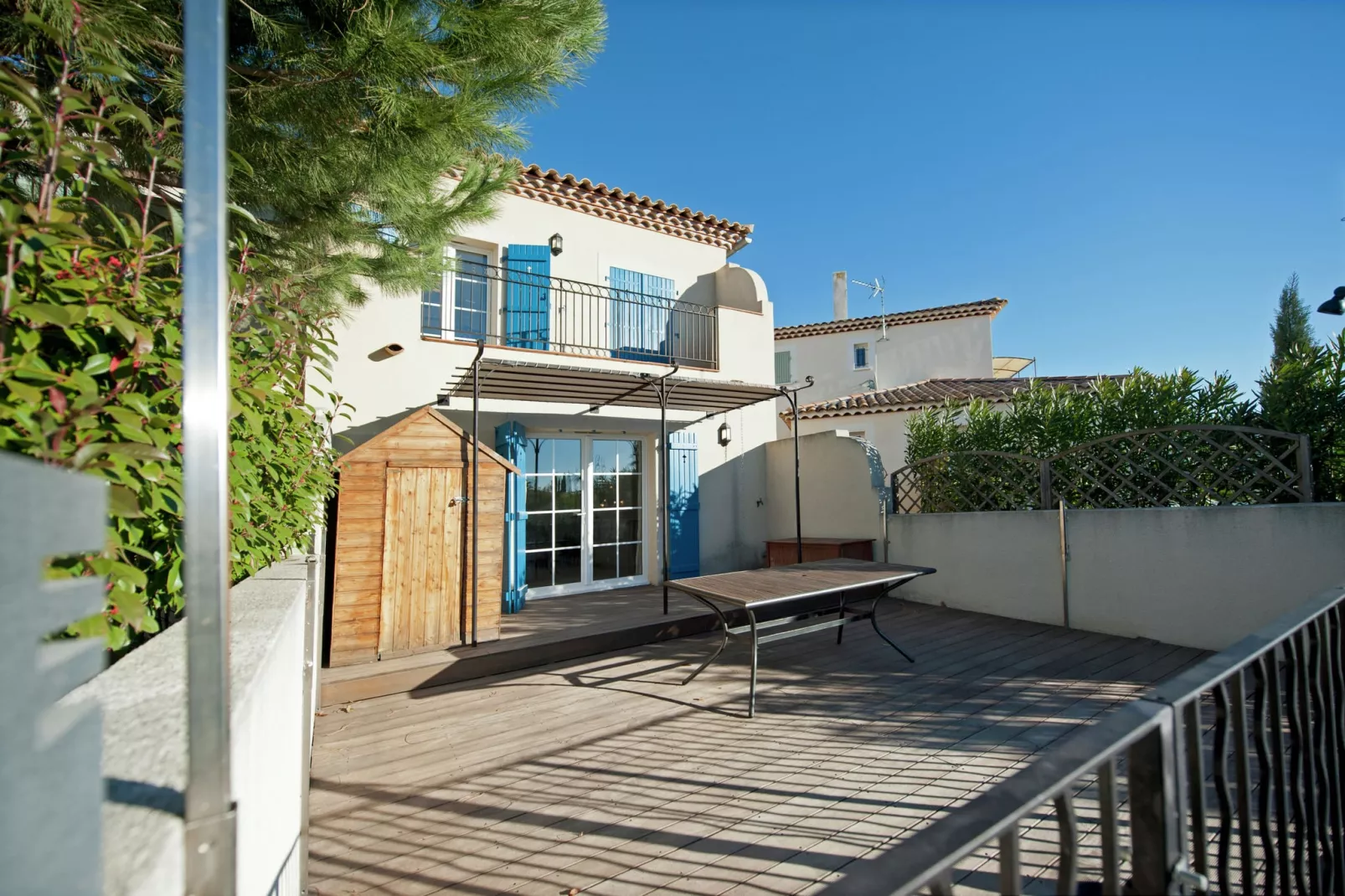 Au bord de l'eau-Exterior in summer