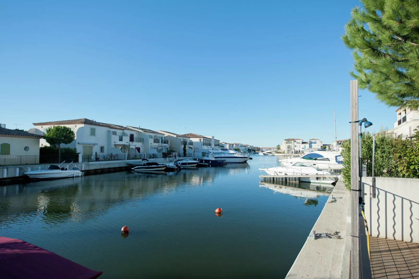 Au bord de l'eau-View in summer