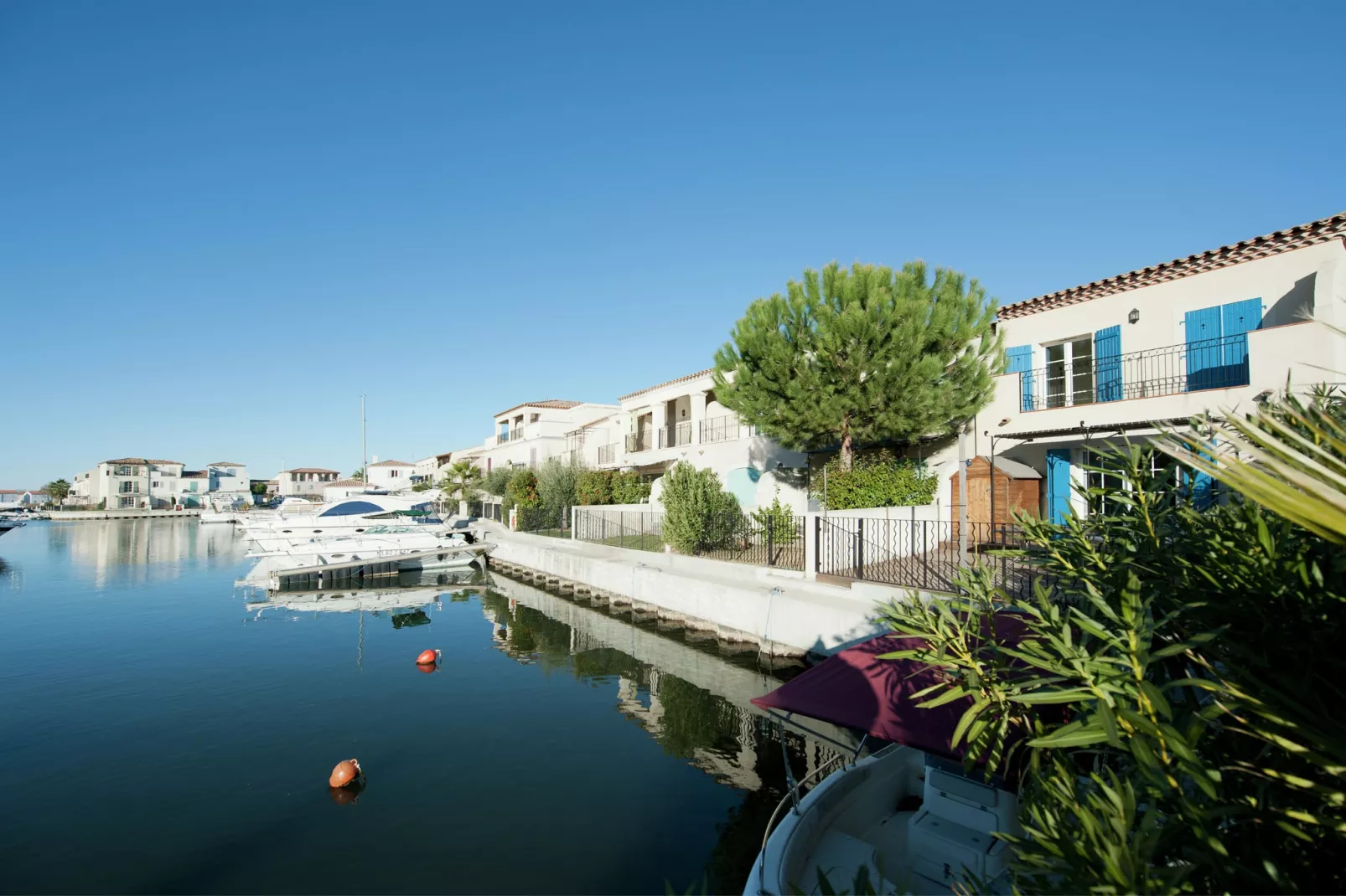Au bord de l'eau-View in summer