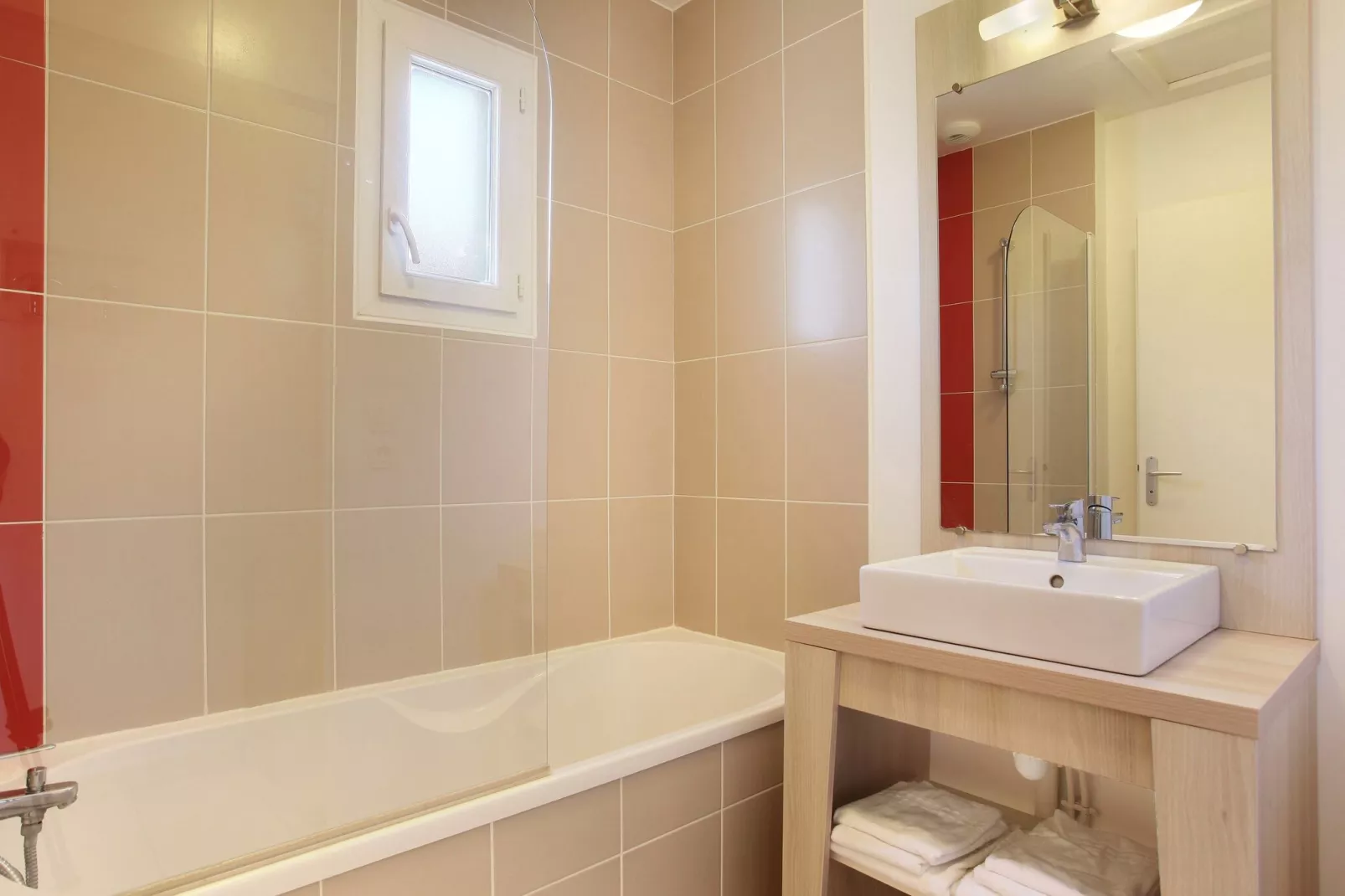 Résidence le Mas des Flamants 2-Bathroom