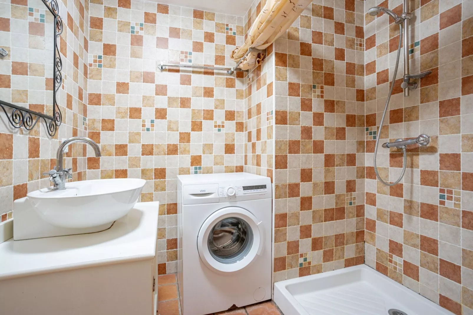 Pretty Holiday Home in Courry with Swimming Pool-Bathroom