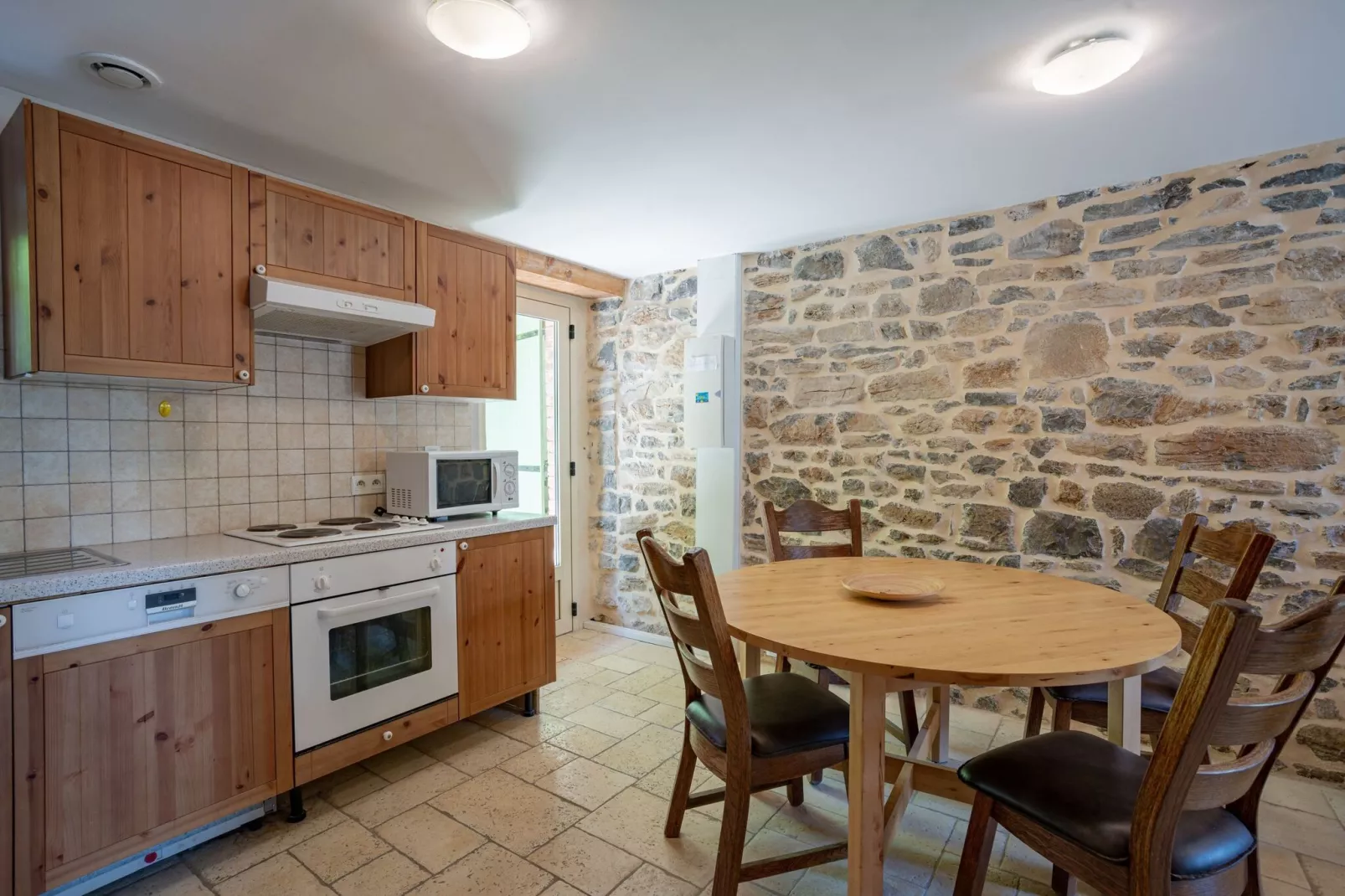 Cottage around a swimming pool in a small villa-Dining room