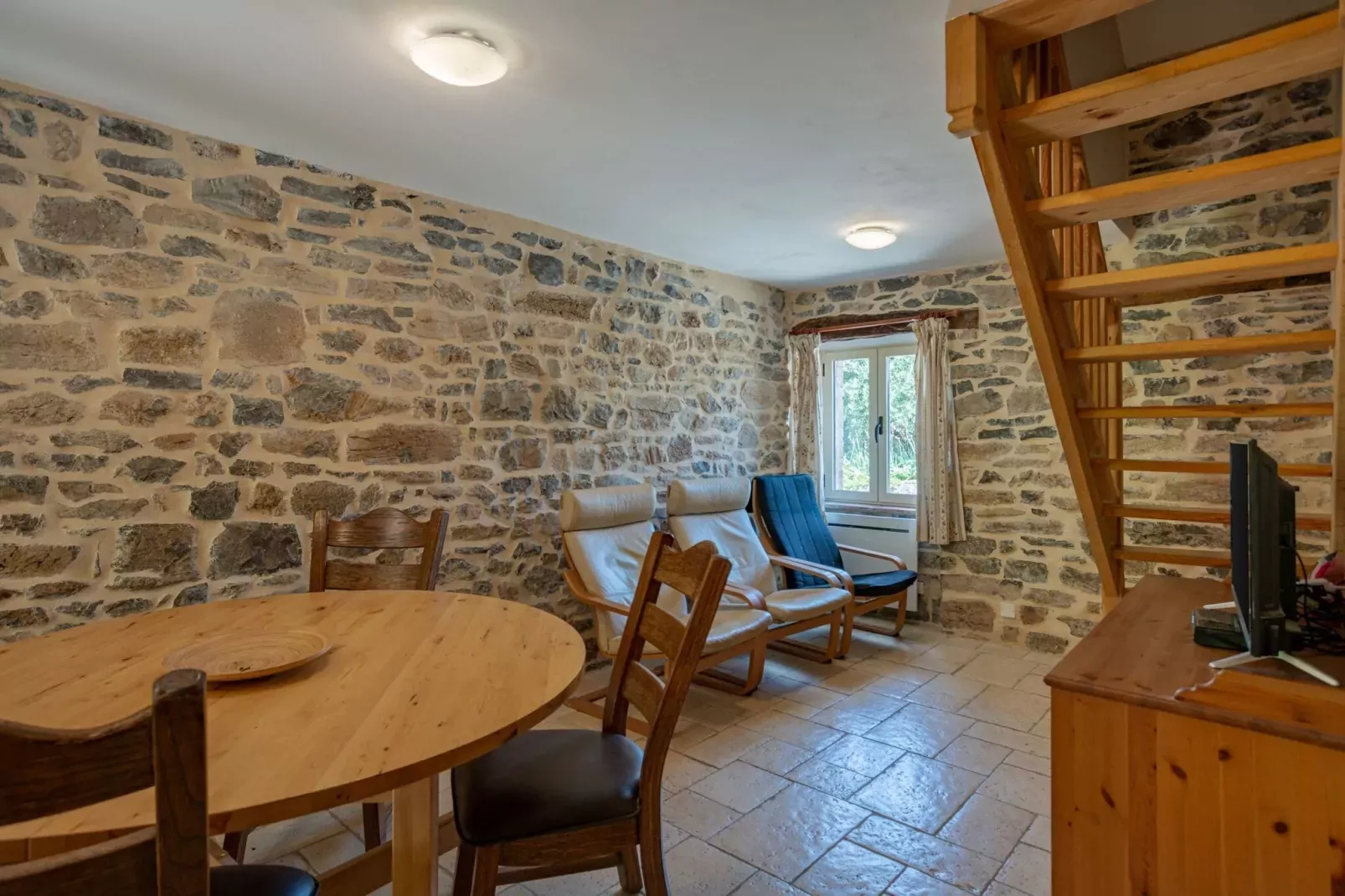 Cottage around a swimming pool in a small villa-Dining room