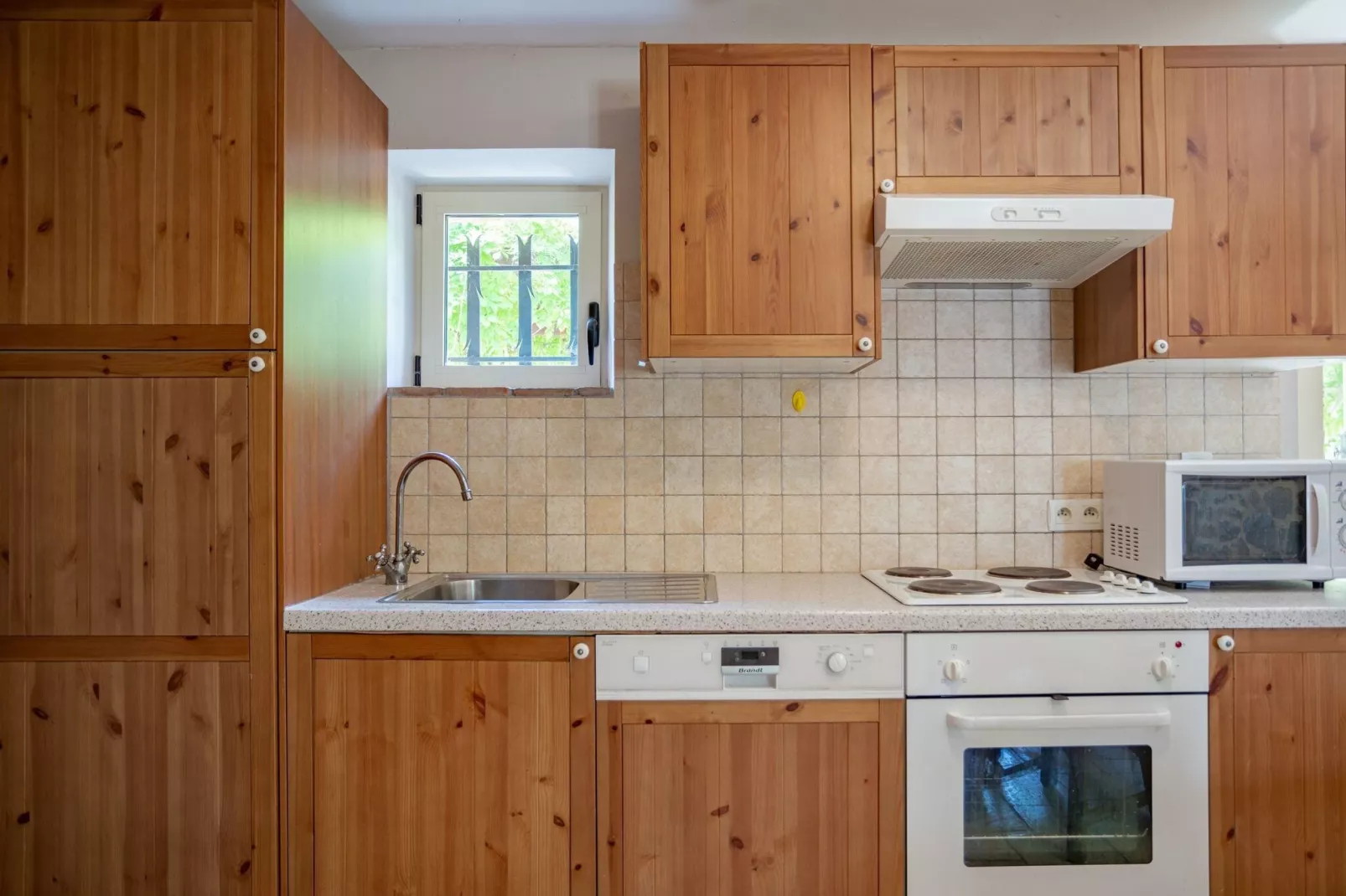 Cottage around a swimming pool in a small villa-Kitchen