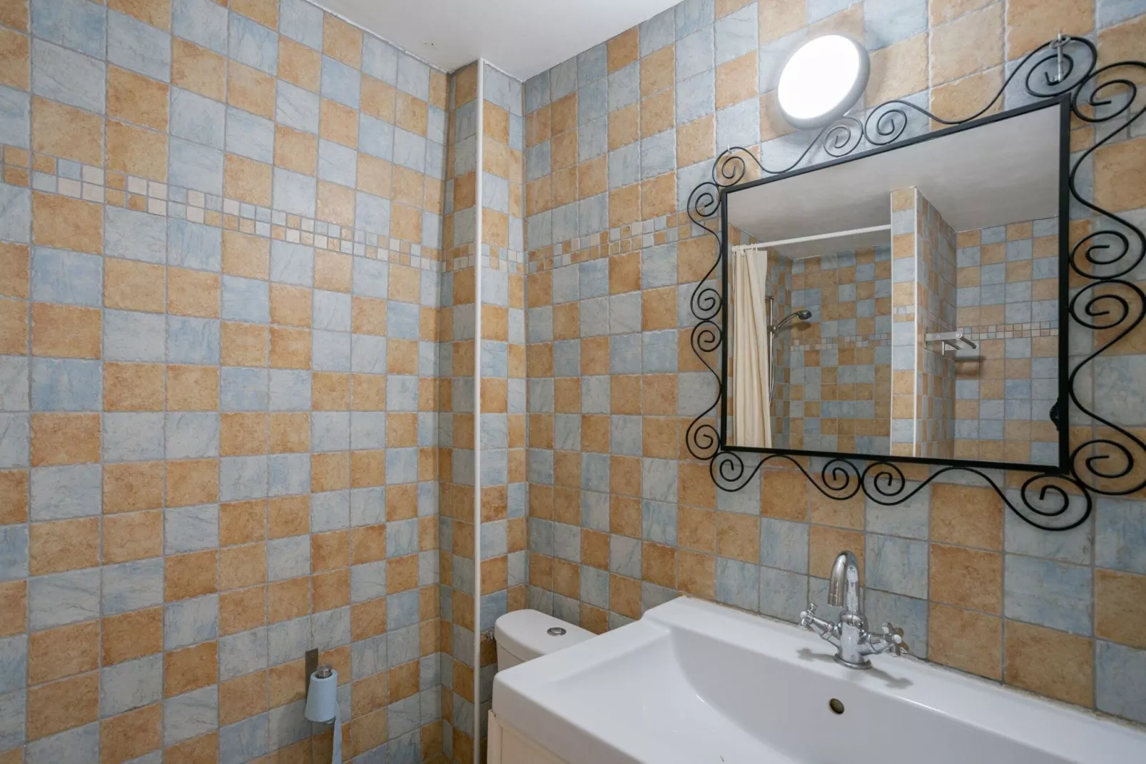 Cottage around a swimming pool in a small villa-Bathroom