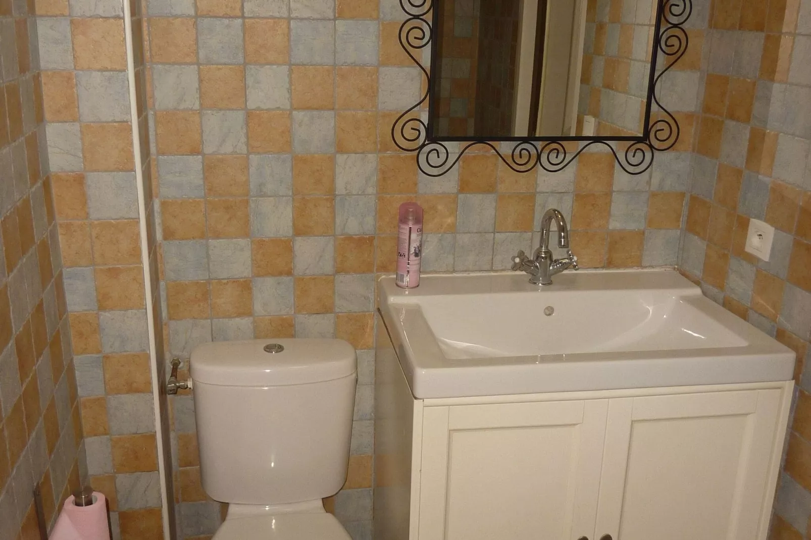 Cottage around a swimming pool in a small villa-Bathroom