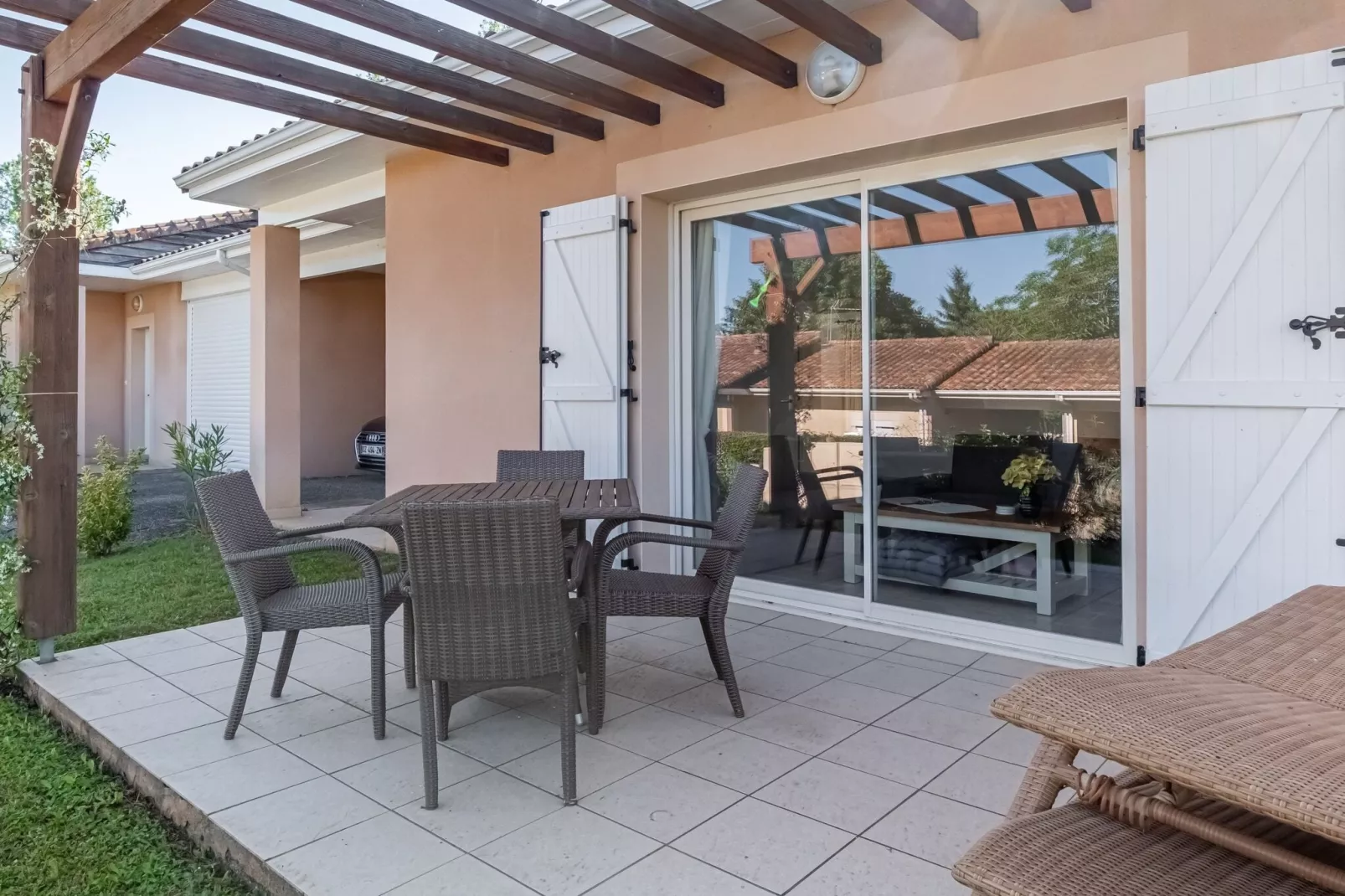 Villa Porthos-Terrace balcony