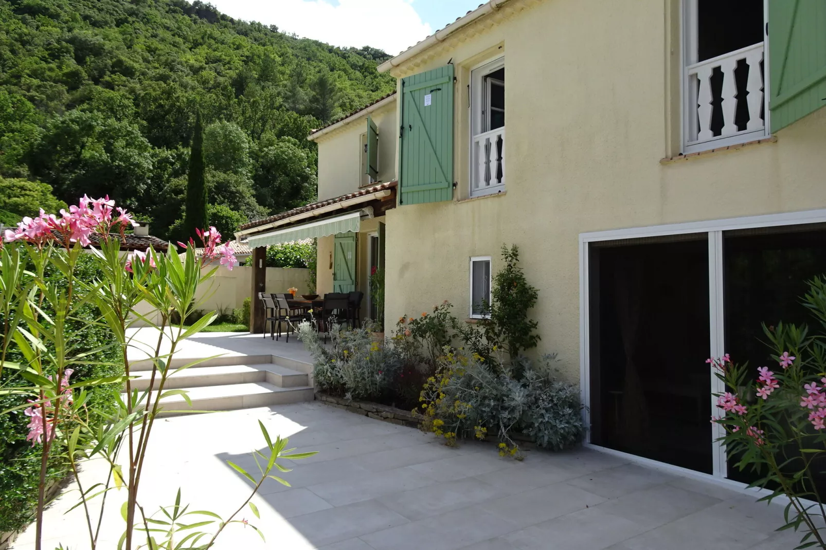 La rosalie-Exterior summer