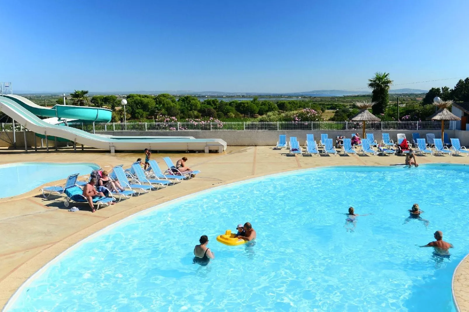 Domaine résidentiel de Plein Air La Pinède 2-Schwimmbad