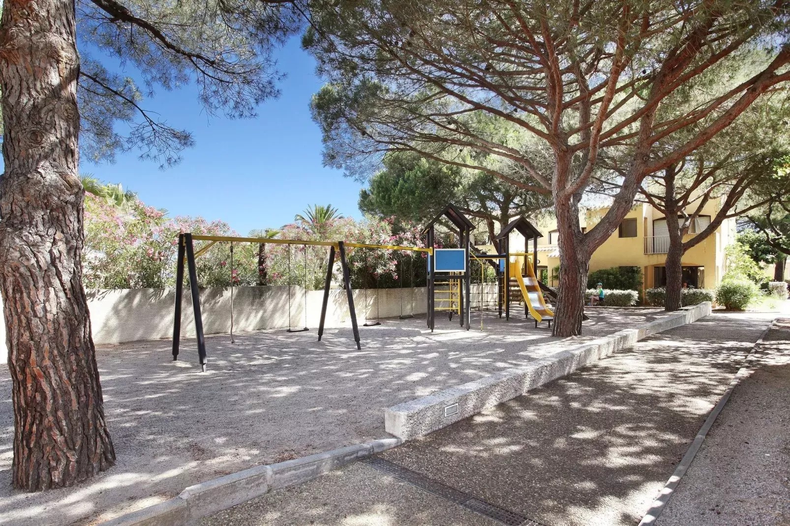Club Saint Loup 2-Park facilities