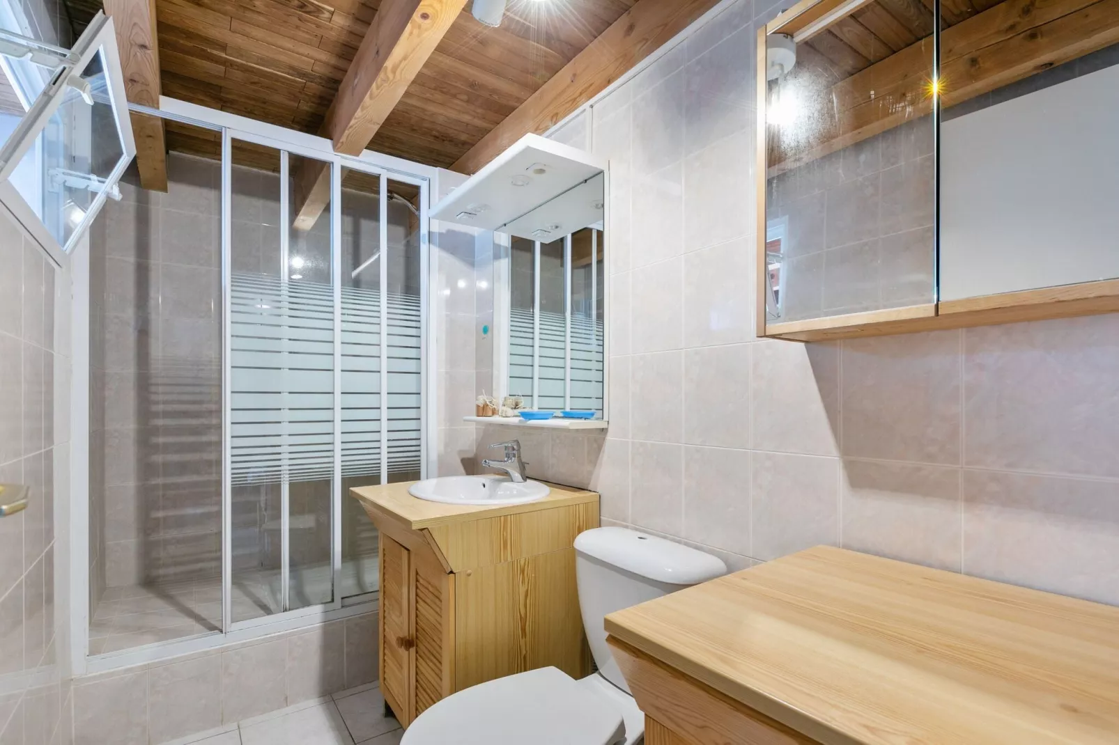 House in the south of France with private pool-Bathroom
