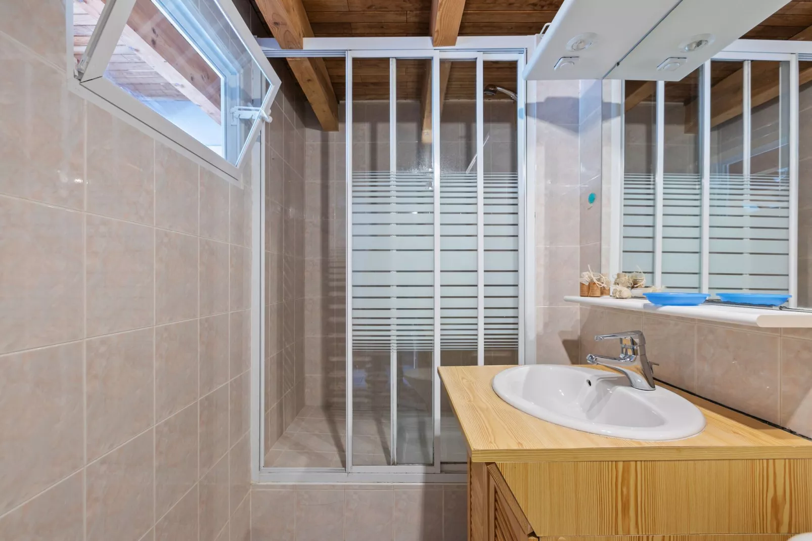 House in the south of France with private pool-Bathroom