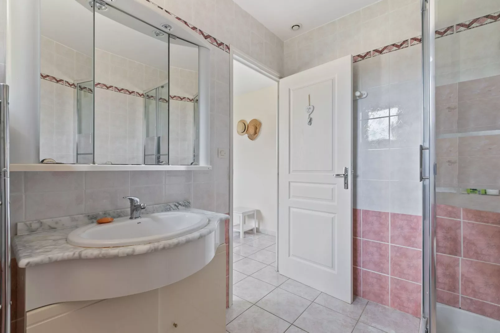 House in the south of France with private pool-Bathroom