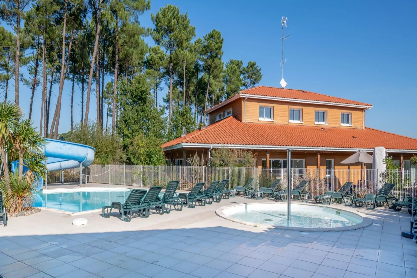 Le Domaine des Grands Lacs 2-Park facilities