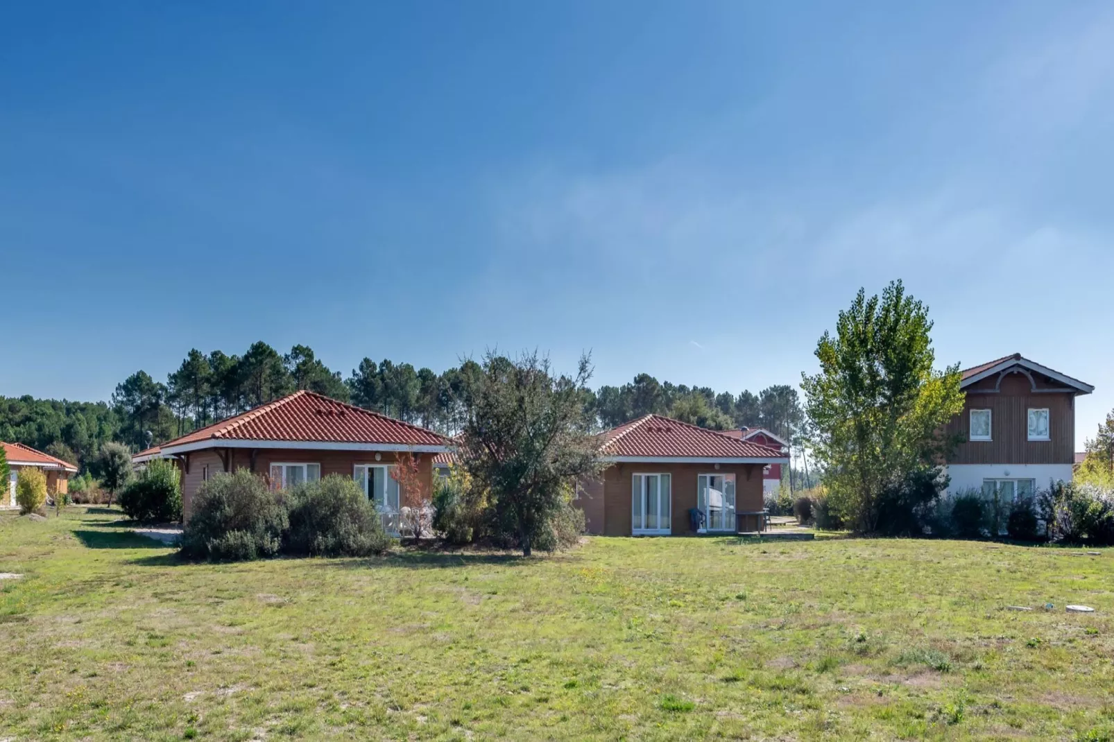 Le Domaine des Grands Lacs 3-Exterior summer