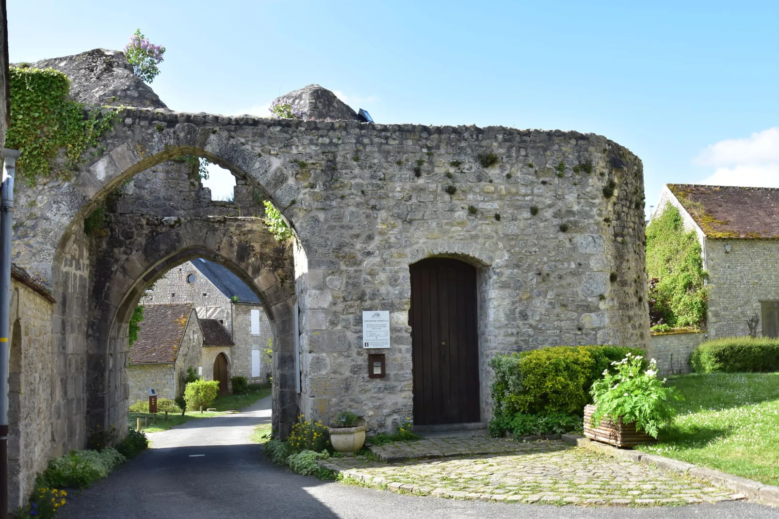 Les Remparts Fleuris-Areas summer 1km