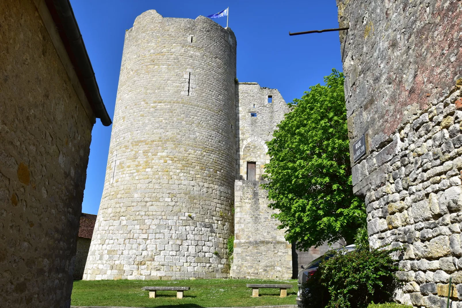 Les Remparts Fleuris-Areas summer 1km