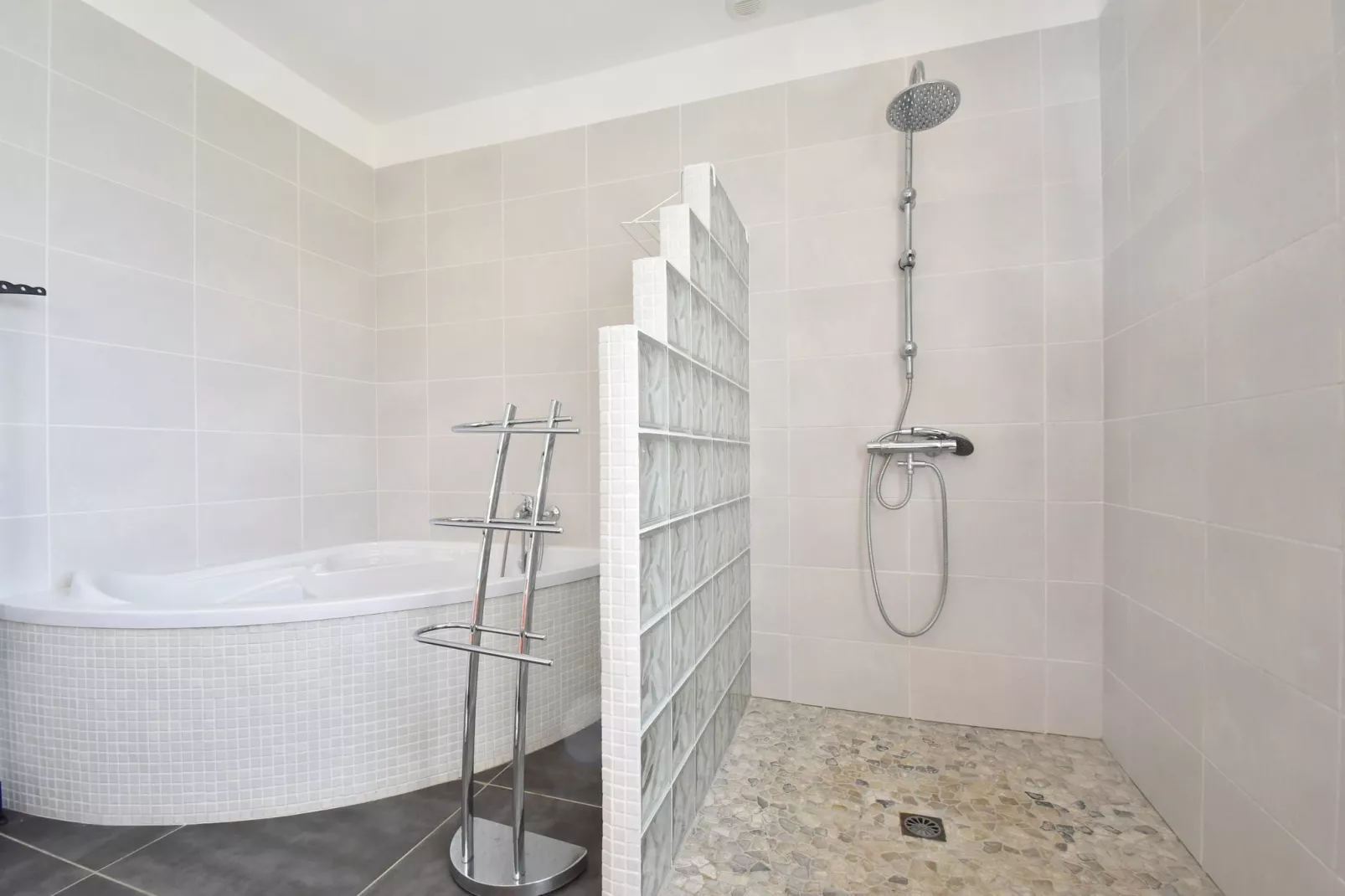 Maison de vacances Montcléra Les Gunies-Salle de bain