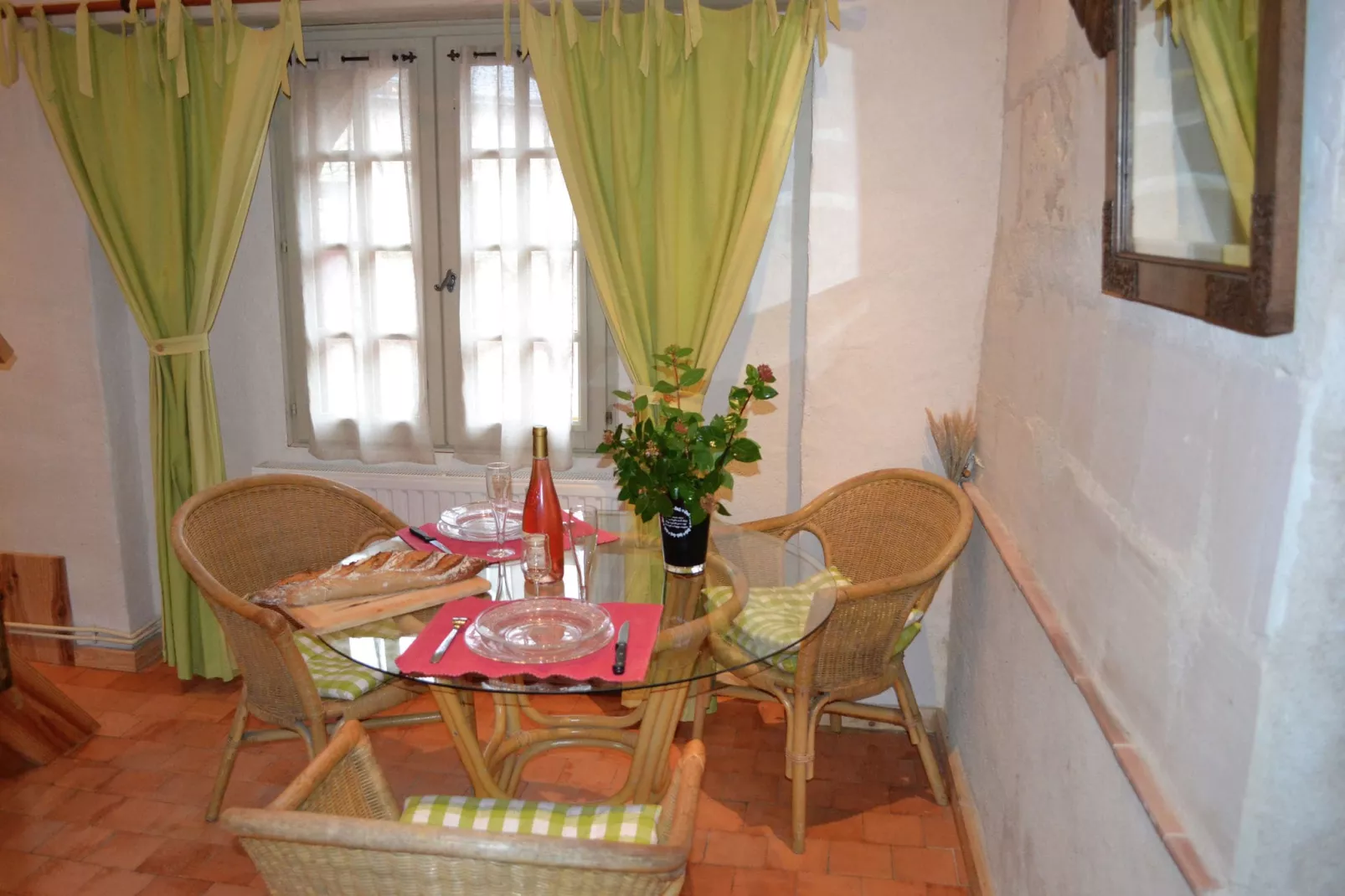 Maison de vacances Brion-Dining room