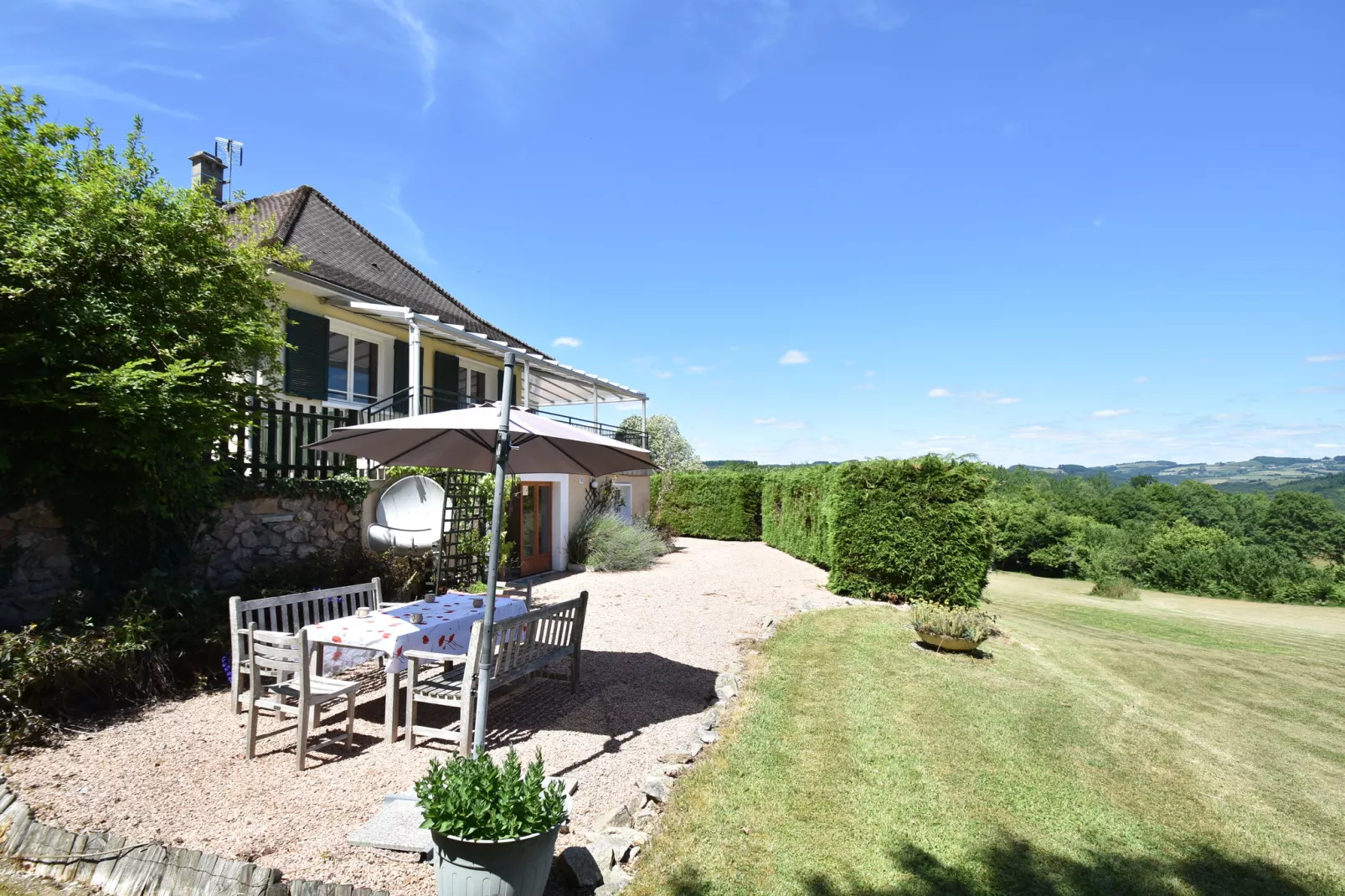 Vue de Pannecière-Exterior summer