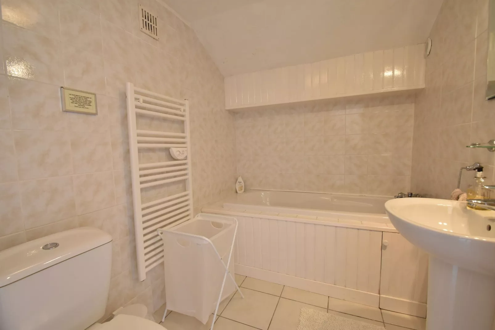 Vue de Pannecière-Bathroom