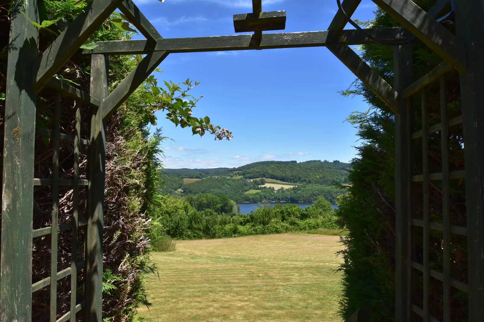 Vue de Pannecière-Gardens summer