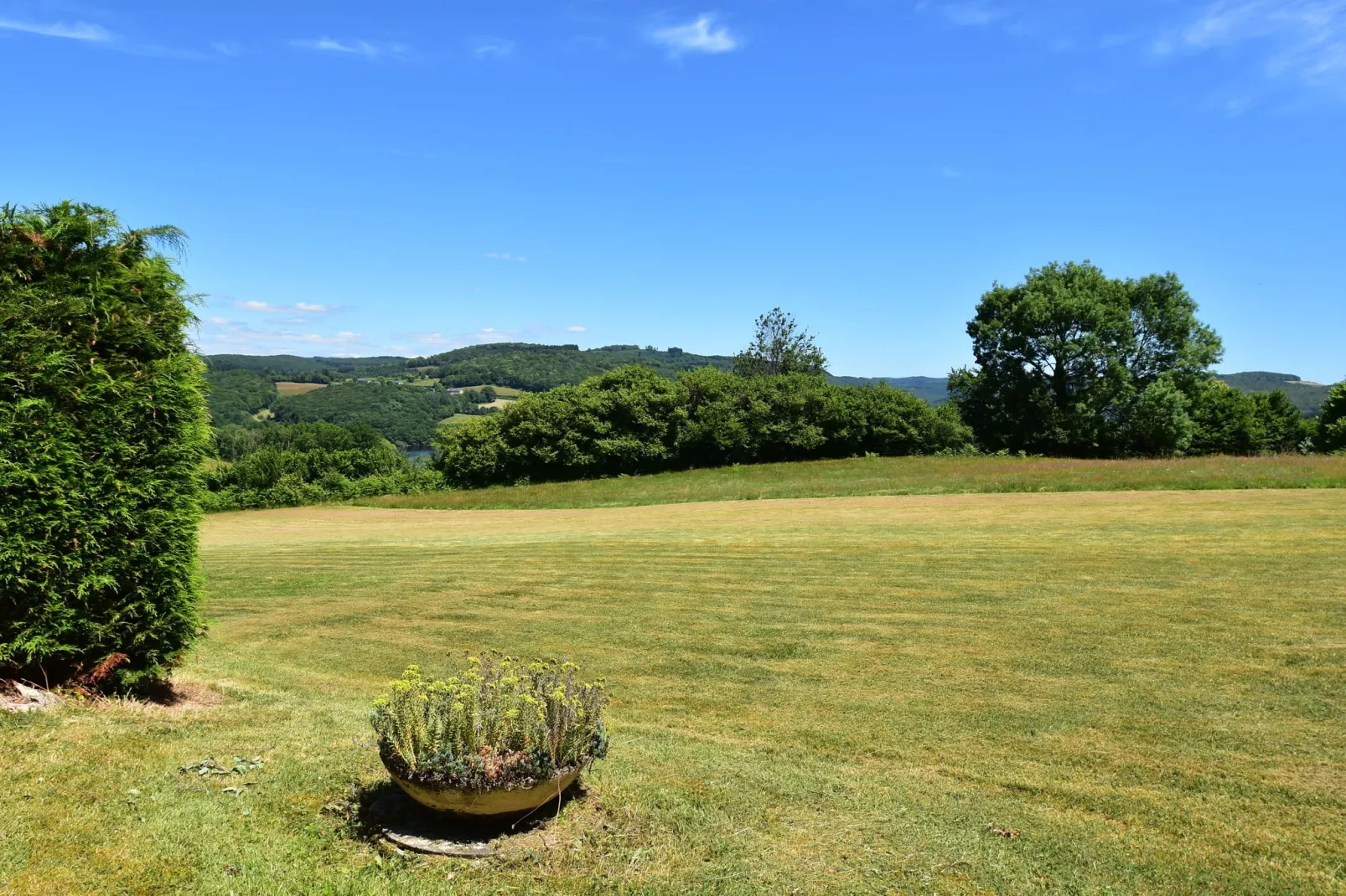 Vue de Pannecière-Gardens summer
